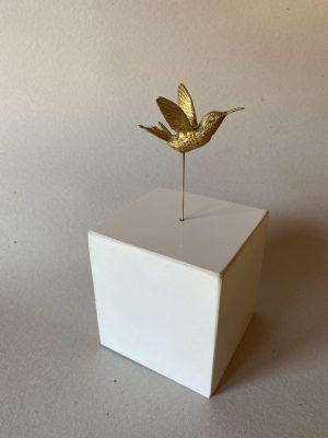 Colibri de plata bañado en oro con inserciones de diamantes