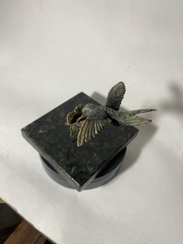 Colibri corona violacea en bronce, sobre flor. - Imagen 2