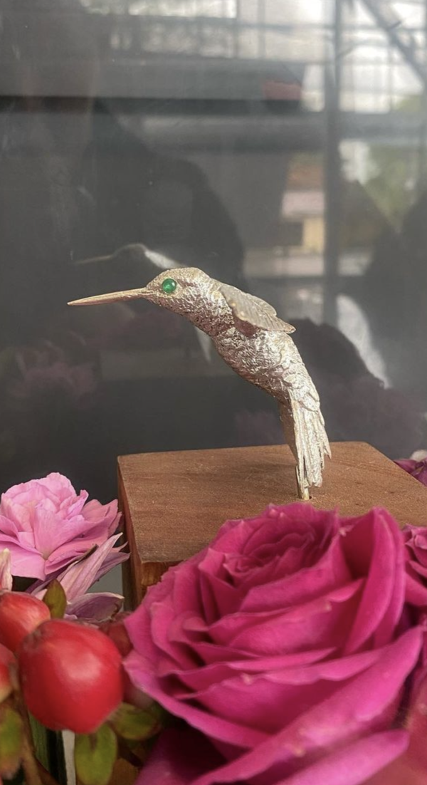 colibri en plata con inserciones de esmeraldas - Imagen 4