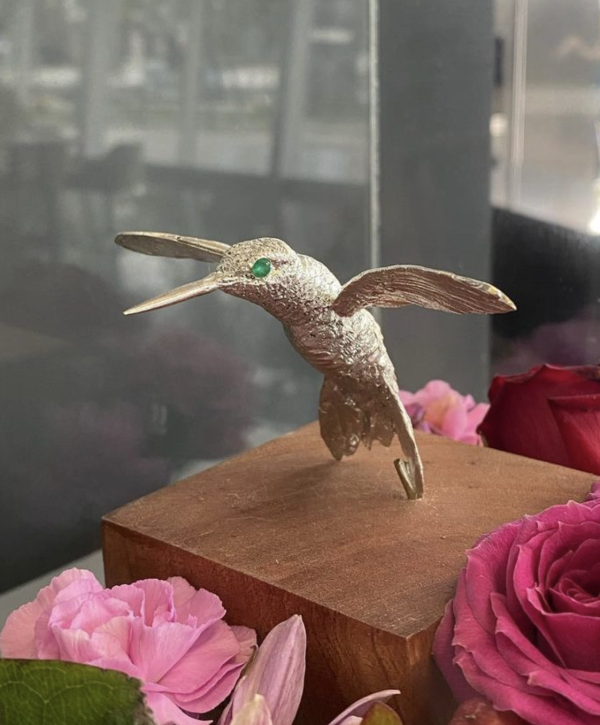 colibri en plata con inserciones de esmeraldas - Imagen 3