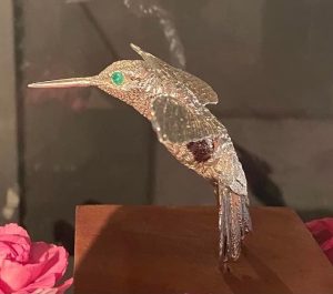 colibri en plata con inserciones de esmeraldas