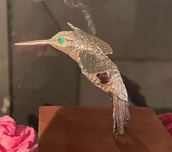 colibri en plata con inserciones de esmeraldas