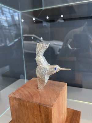 Colibri de plata con inserciones de zafiro
