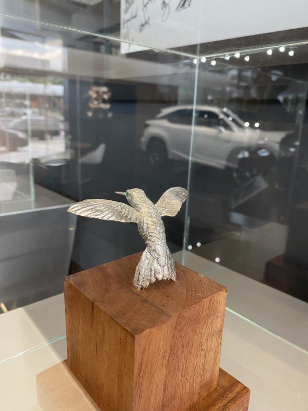 colibri en plata con inserciones de esmeraldas - Imagen 2