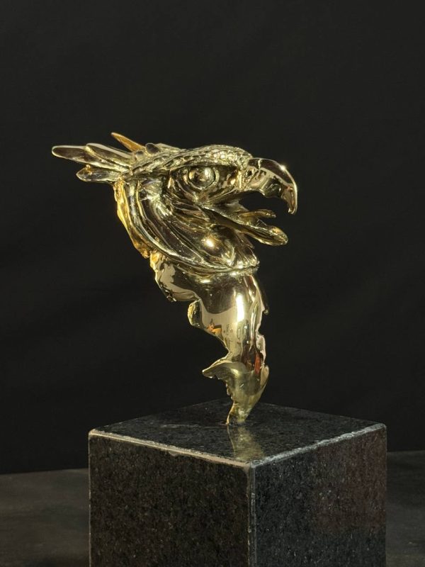 Busto águila Harpia en bronce , técnica de espejado hecho a escala real